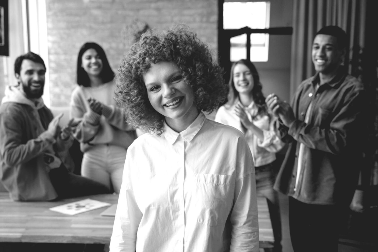 Professionnel analysant des données de sécurité bancaire sur écran