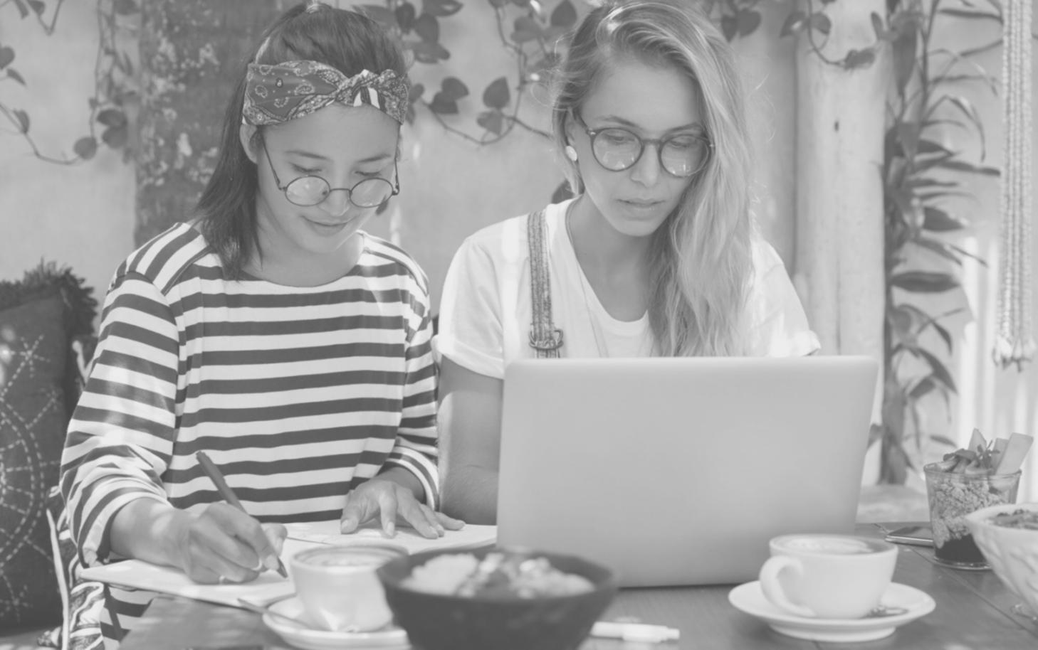 Écrans montrant des tableaux de bord de sécurité bancaire en temps réel