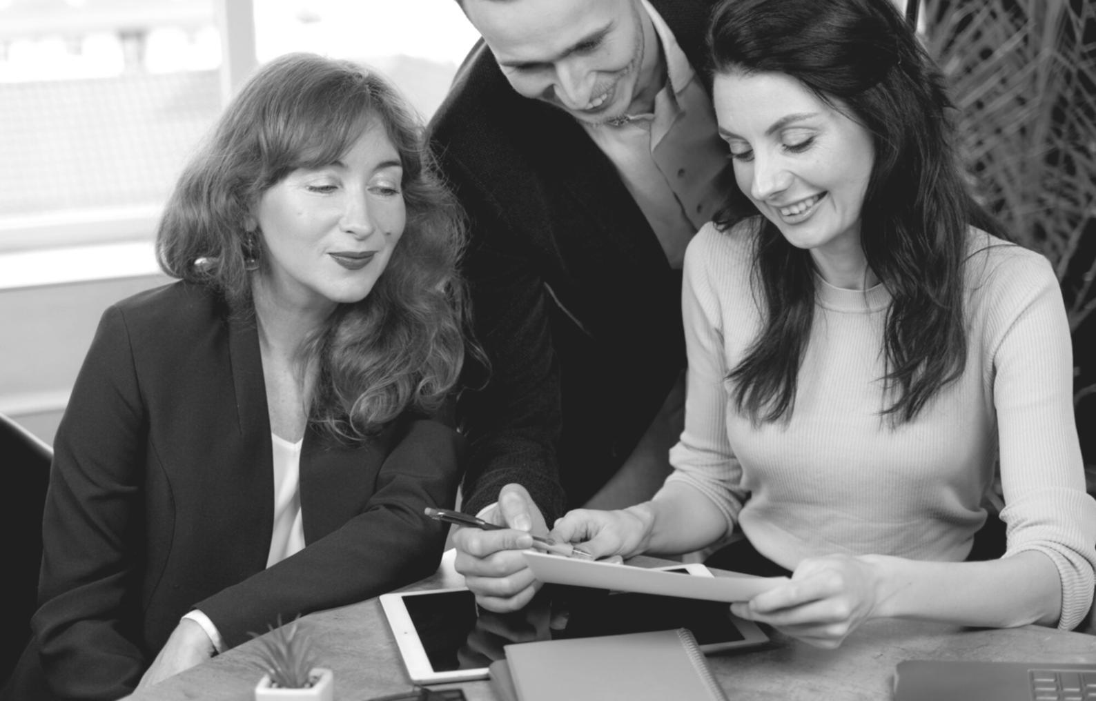 Équipe orvalynquisha travaillant sur les solutions de sécurité bancaire